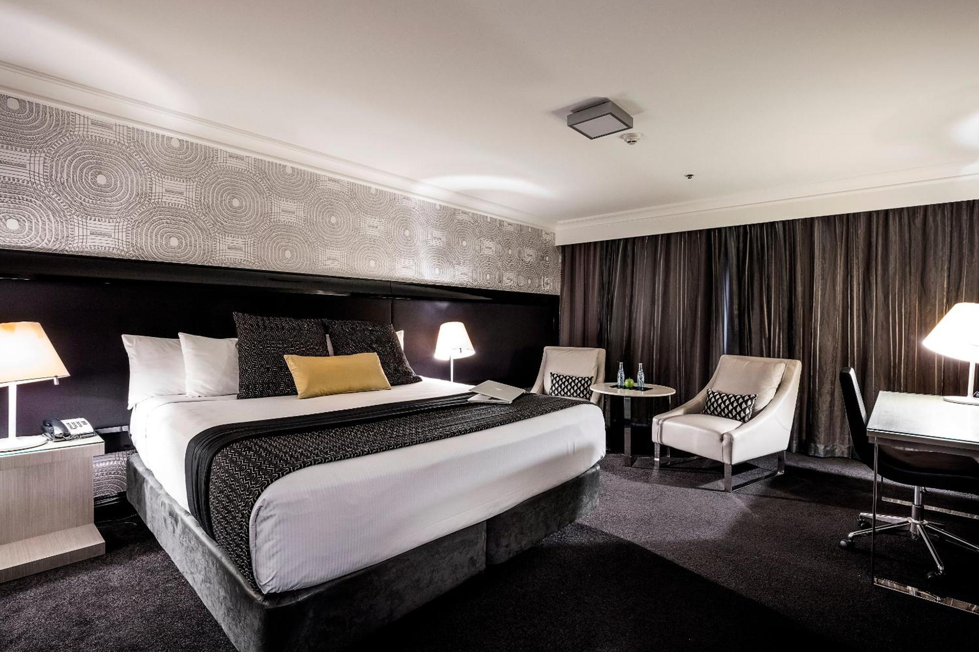 Pullman King George Square Hotel 5*